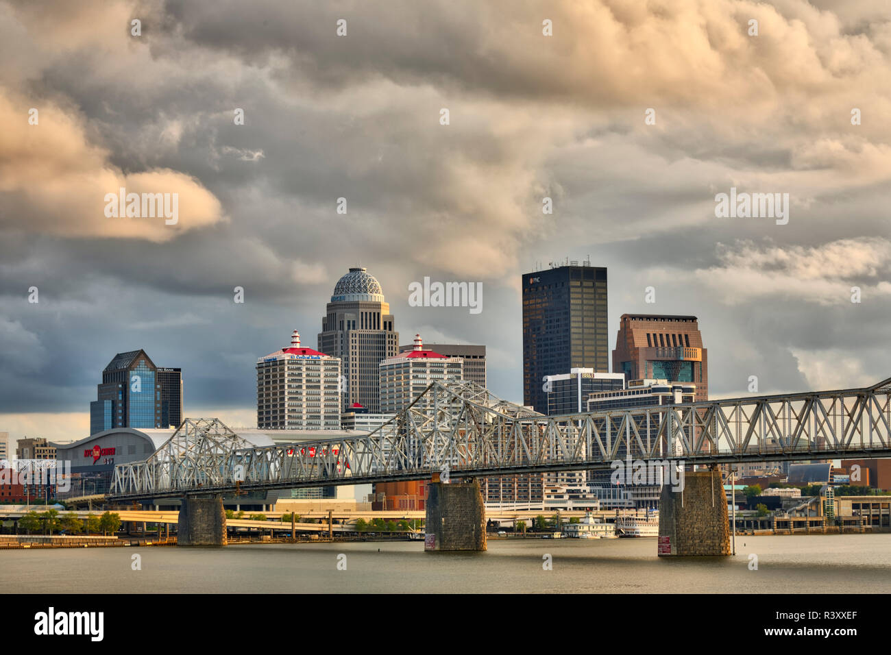 Louisville, Kentucky Skyline bei Sonnenuntergang, von Jeffersonville, Indiana gesehen Stockfoto