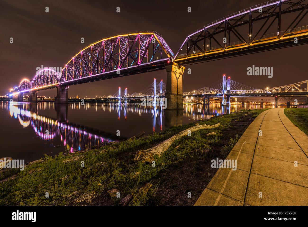 Lichter auf vier großen Brücke, Abraham Lincoln Bridge, und Downtown Louisville, Kentucky bei Nacht, von Jeffersonville, Indiana gesehen Stockfoto