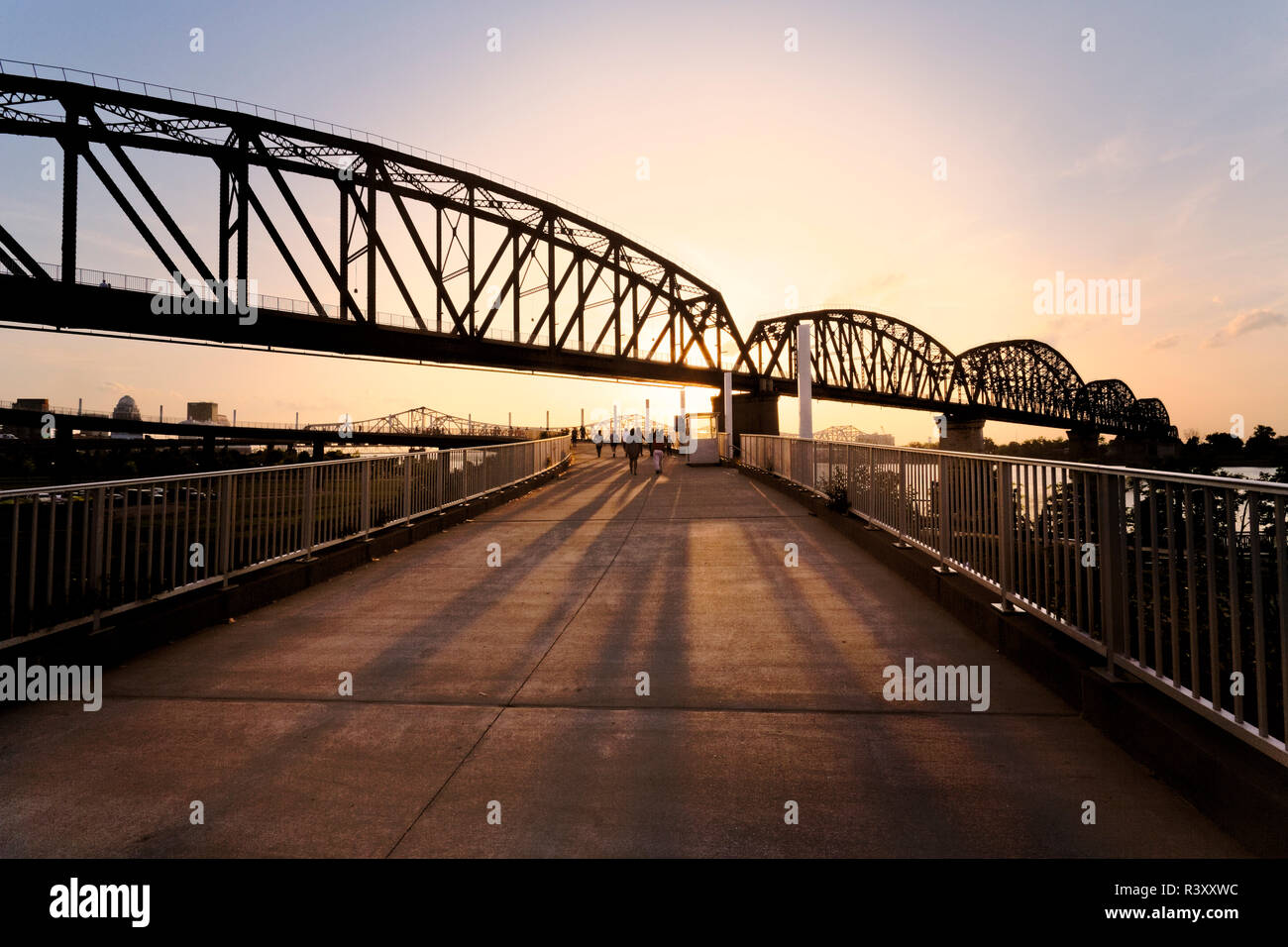 Gehweg Auffahrt auf den vier großen Brücke, Louisville, Kentucky Stockfoto