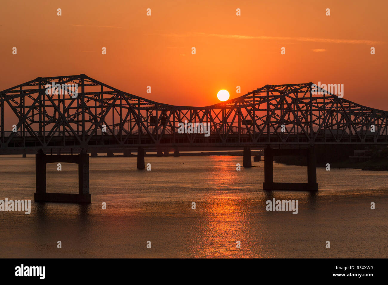John-F.-Kennedy Brücke auf dem Ohio River zwischen Louisville, Kentucky und Jeffersonville, Indiana bei Sonnenuntergang. Stockfoto
