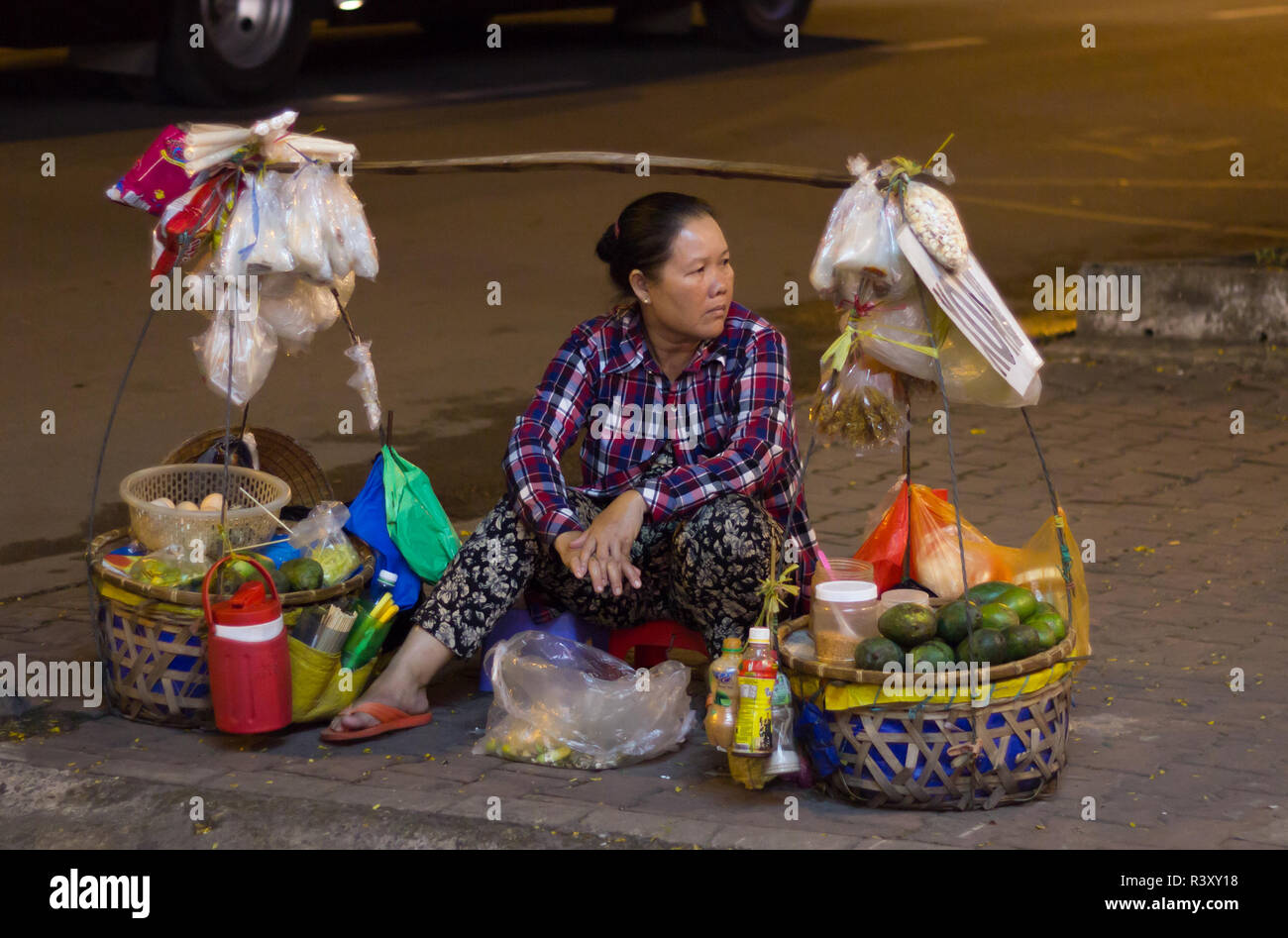 Frau Verkauf von Speisen auf Straße, Bürgersteig, Saigon, Vietnam. Stockfoto