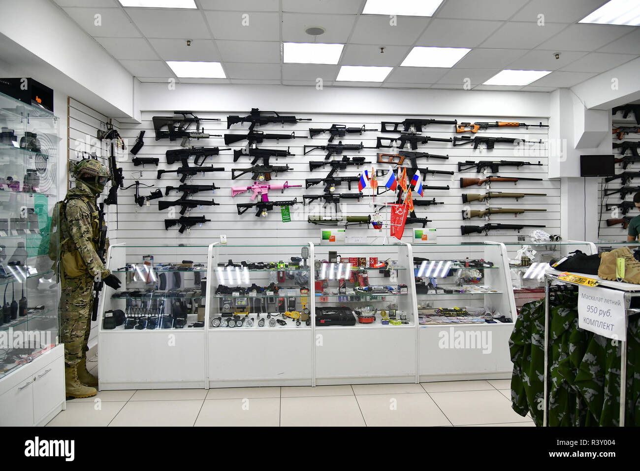 Sochi, Russland - Juni 2. 2018. Eingang zum Militär - sport shop Sprut in Sun City Mall Stockfoto