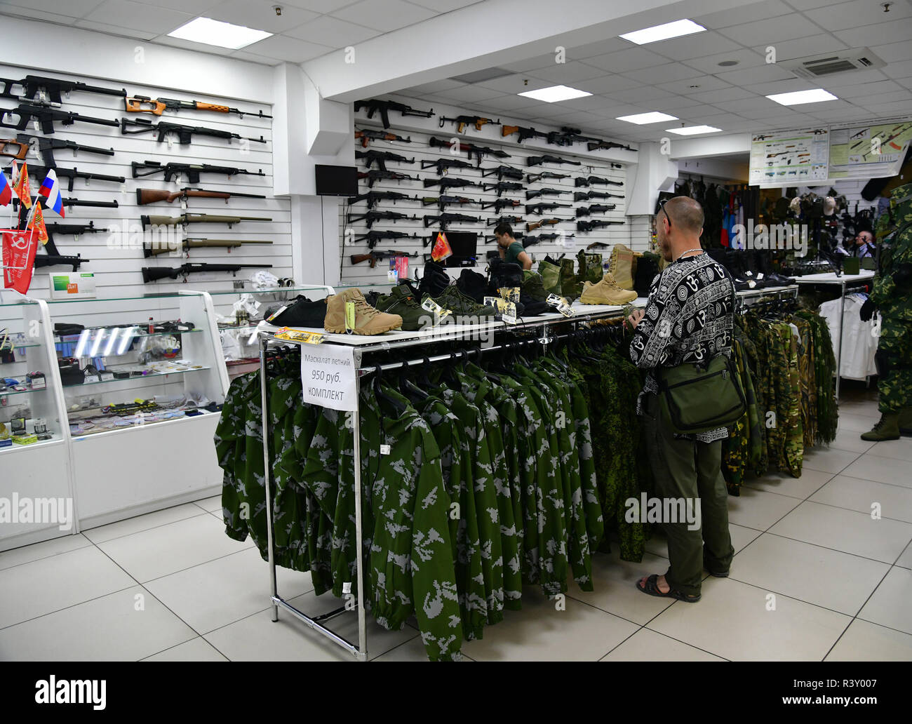 Sochi, Russland - Juni 2. 2018. Eingang zum Militär - sport shop Sprut in Sun City Mall Stockfoto