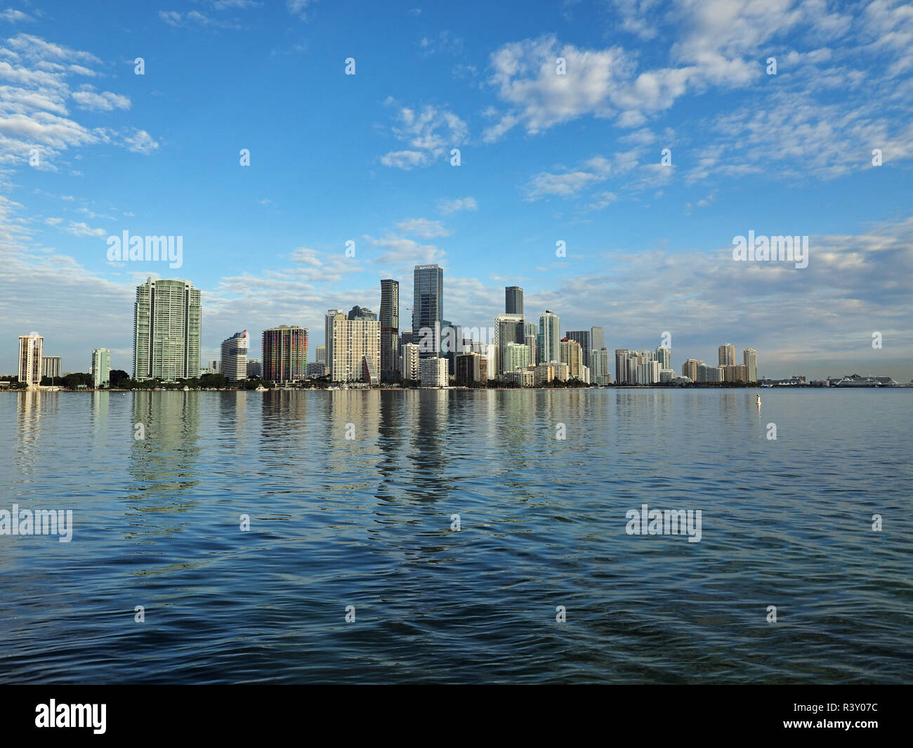 Miami, Florida 11-24-2018 Die Skyline der Stadt von Miami, Florida, im ruhigen Wasser der Biscayne Bay am frühen Morgen Licht reflektiert. Stockfoto