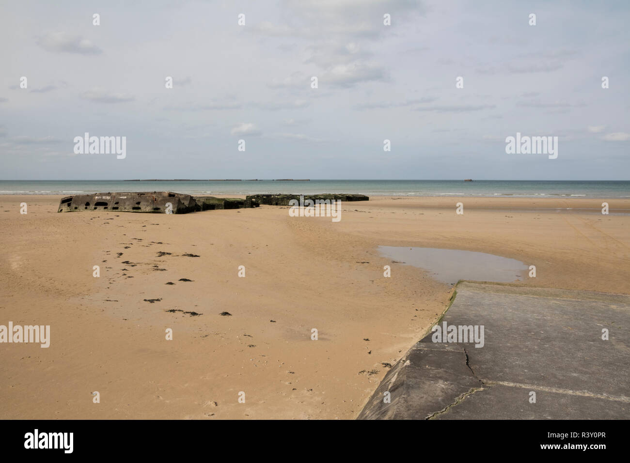 Strand von Arromanches, Normandie, bleibt der Maulbeere Hafen Stockfoto