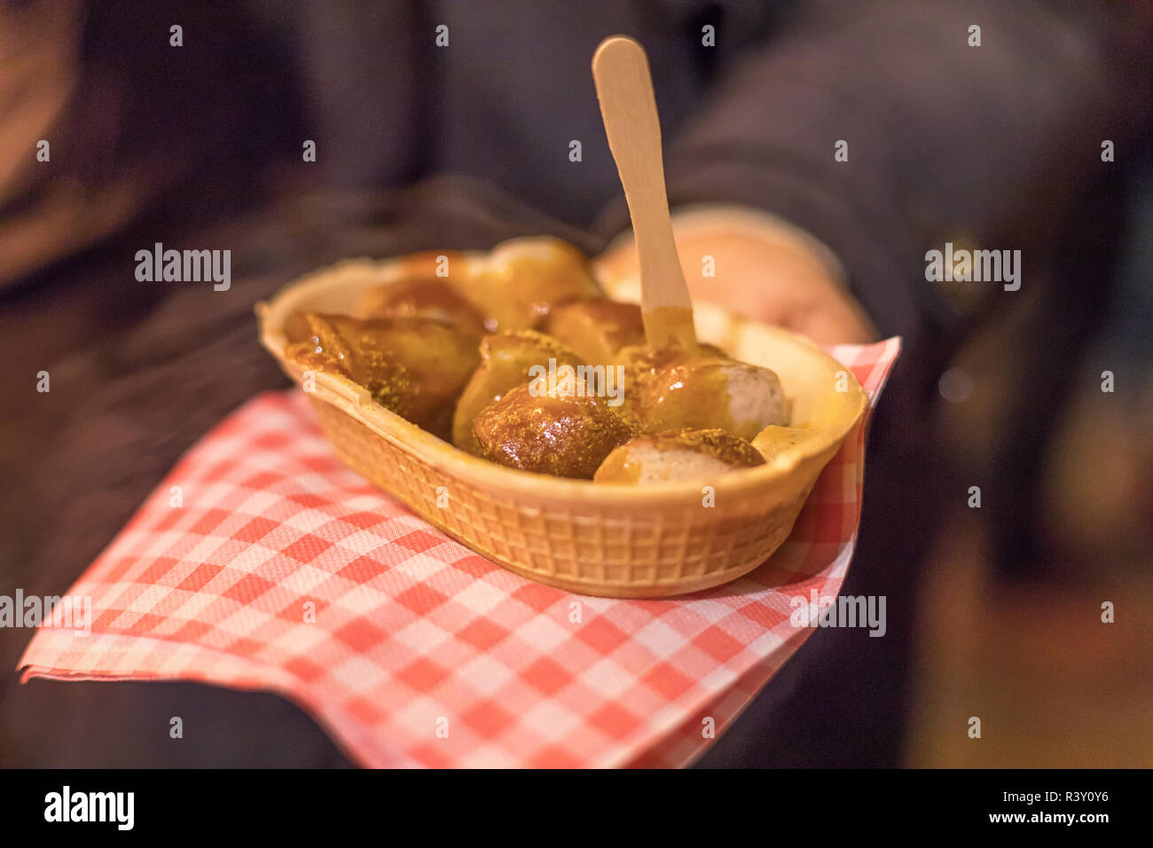 Curry Wurst in essbare Schale Stockfoto