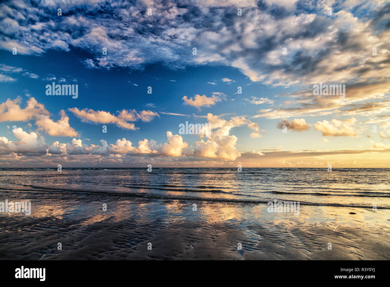 Drama Himmel an der Küste Stockfoto