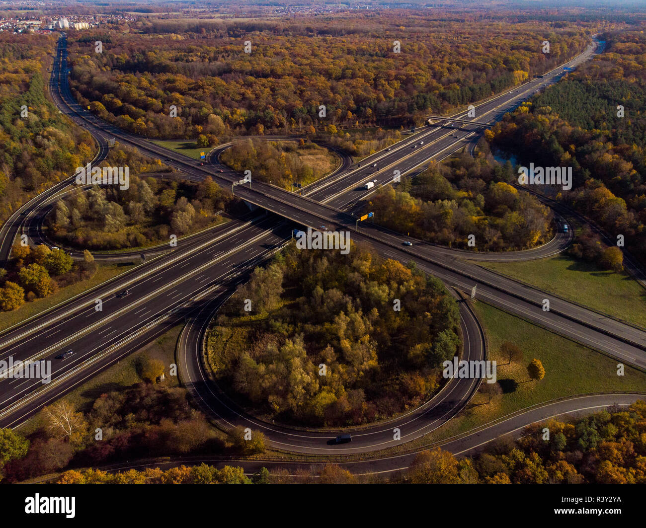 Antenne Blick von Oben auf der Kreuzung der Autobahnen in Deutschland Stockfoto