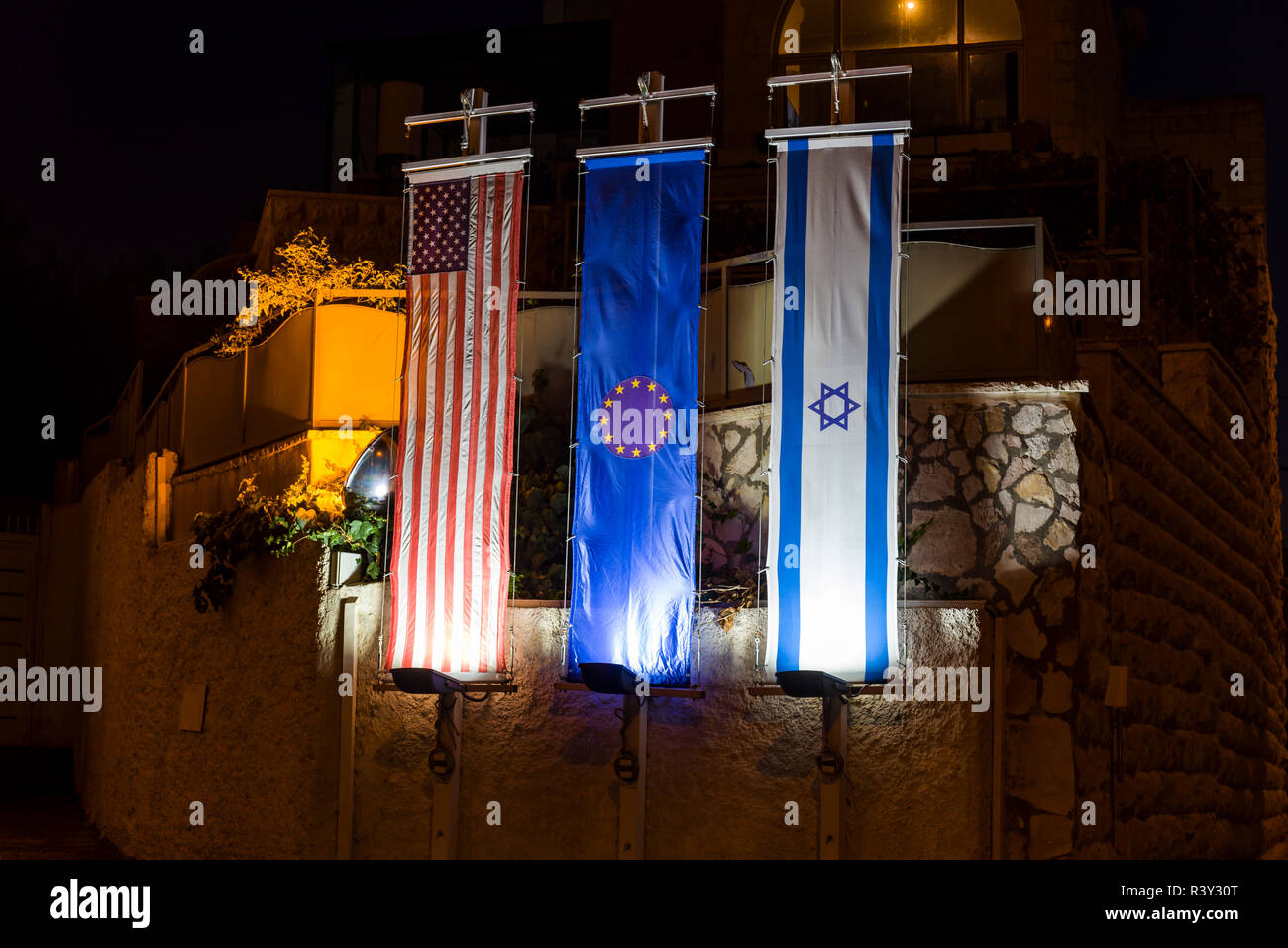 Israel, die Vereinigten Staaten von Amerika und der Europäischen Union Flag auf gelbem Hintergrund. Gestreckt Fahne in der Nacht von Amerika und Europa Israel. Stockfoto