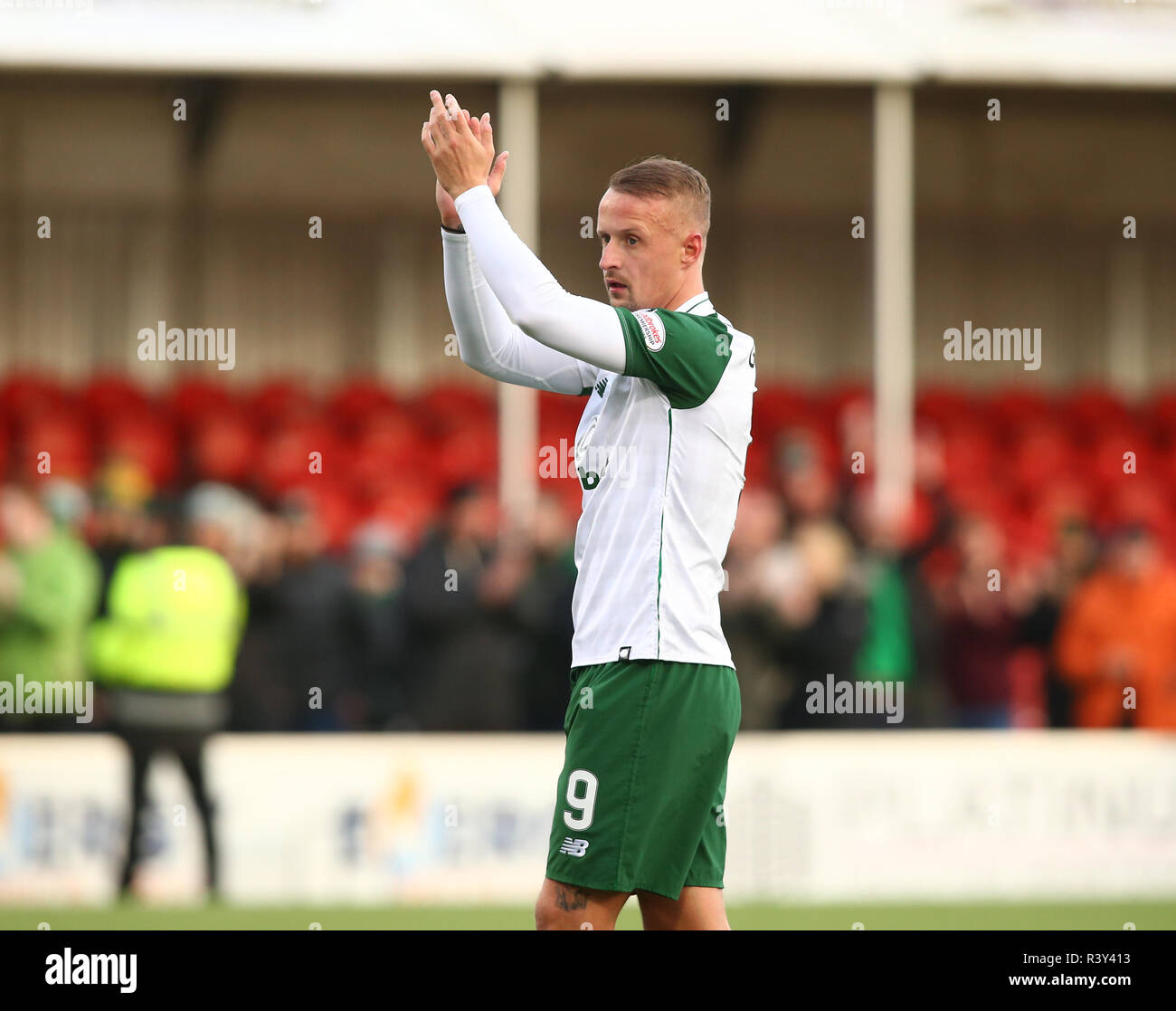Hoffe CBD Stadion, Hamilton, Großbritannien. 24 Nov, 2018. Ladbrokes Premiership Fußball, Hamilton akademisch versus Keltischen; Leigh Griffiths von Celtic begrüßt die Fans nach der Rückkehr aus Verletzung mit einem Freistoss Ziel Credit: Aktion plus Sport/Alamy leben Nachrichten Stockfoto