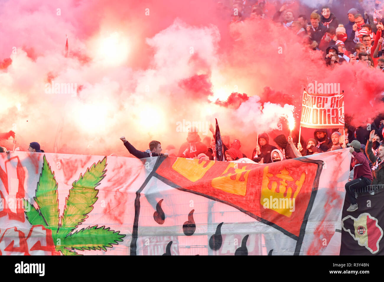 Darmstadt, Deutschland. 24 Nov, 2018. 2. Fussball Bundesliga, SV Darmstadt 98 - 1. FC Köln, den 14. Spieltag, in der Merck Stadion am Böllenfalltor. Köln fans Licht einer bengalischen Feuer zu Beginn der zweiten Hälfte. Foto: Uwe Anspach/dpa - WICHTIGER HINWEIS: In Übereinstimmung mit den Anforderungen der DFL Deutsche Fußball Liga oder der DFB Deutscher Fußball-Bund ist es untersagt, zu verwenden oder verwendet Fotos im Stadion und/oder das Spiel in Form von Bildern und/oder Videos - wie Foto Sequenzen getroffen haben./dpa/Alamy leben Nachrichten Stockfoto