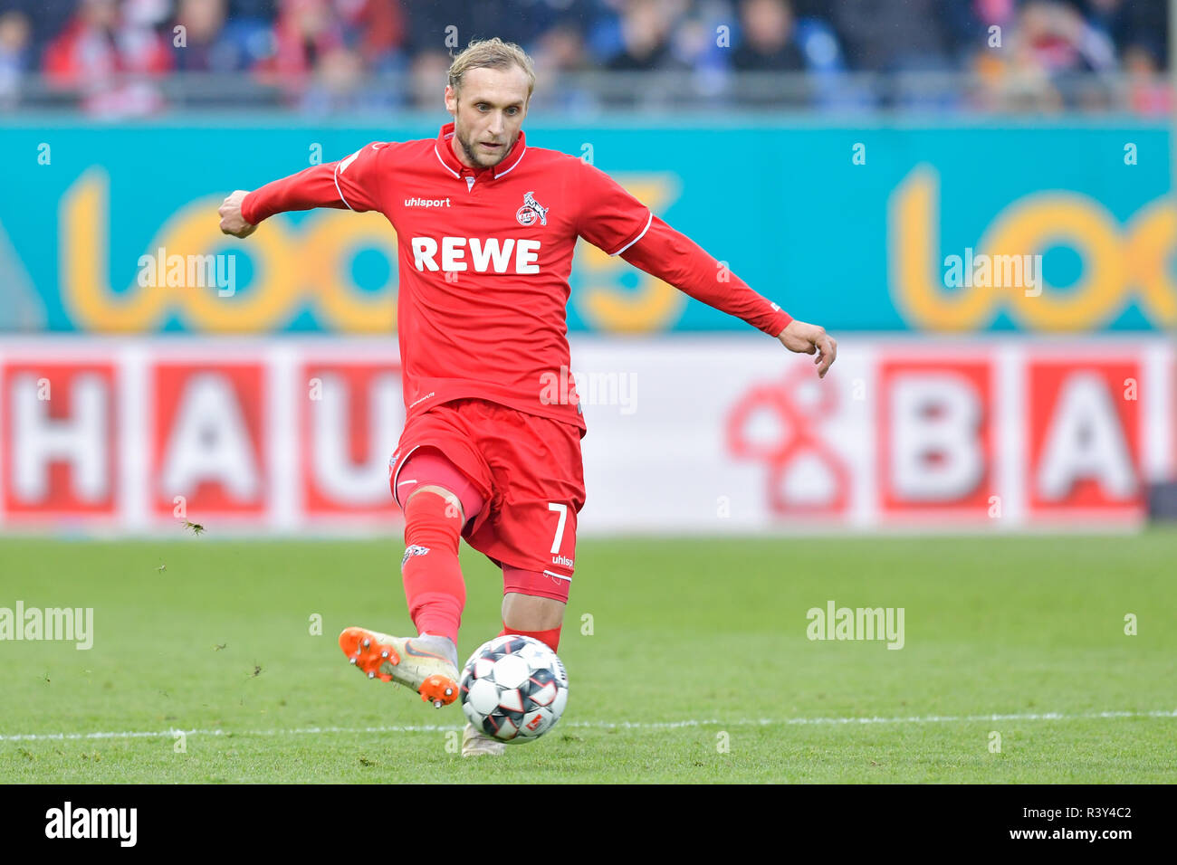 Darmstadt, Deutschland. 24 Nov, 2018. 2. Fussball Bundesliga, SV Darmstadt 98 - 1. FC Köln, den 14. Spieltag, in der Merck Stadion am Böllenfalltor. Die Kölner Marcel Risse spielt den Ball. Foto: Uwe Anspach/dpa - WICHTIGER HINWEIS: In Übereinstimmung mit den Anforderungen der DFL Deutsche Fußball Liga oder der DFB Deutscher Fußball-Bund ist es untersagt, zu verwenden oder verwendet Fotos im Stadion und/oder das Spiel in Form von Bildern und/oder Videos - wie Foto Sequenzen getroffen haben./dpa/Alamy leben Nachrichten Stockfoto