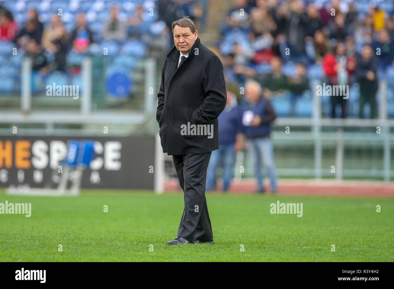 Stadio Olimpico, Rom, Italien. 24 Nov, 2018. Herbst internationale Rugby, Italien gegen Neuseeland; Steve Hansen Trainer von Neuseeland Spaziergänge auf dem Feld vor dem Spiel Quelle: Aktion plus Sport/Alamy leben Nachrichten Stockfoto