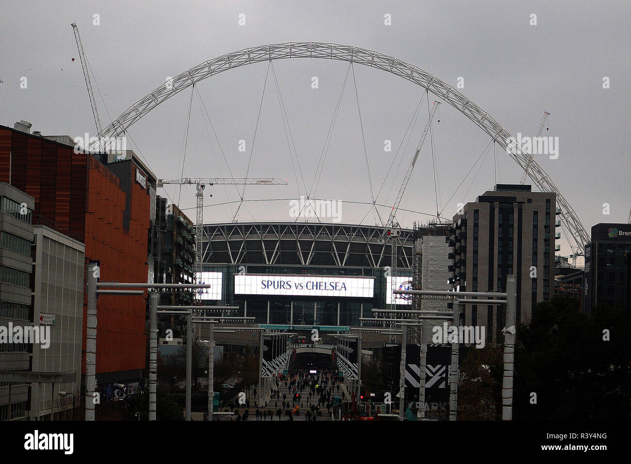 Eine allgemeine Ansicht von Arch ist das Wembley Stadion und der Wembley weg heute abend Spiel. EPL Premier League match, Tottenham Hotspur v Chelsea im Wembley Stadion in London am Samstag, den 24. November 2018. Dieses Bild dürfen nur für redaktionelle Zwecke verwendet werden. Nur die redaktionelle Nutzung, eine Lizenz für die gewerbliche Nutzung erforderlich. Keine Verwendung in Wetten, Spiele oder einer einzelnen Verein/Liga/player Publikationen. pic von Steffan Bowen/Andrew Orchard sport Fotografie/Alamy leben Nachrichten Stockfoto