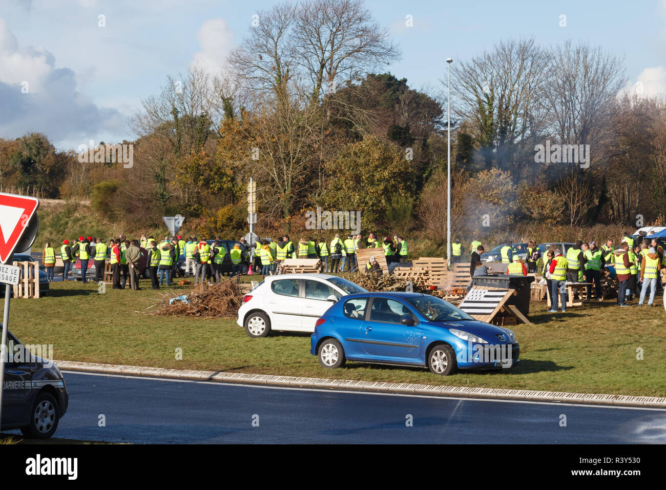 Guipavas, Frankreich - 24. November 2018: Demonstranten gelb bei einer Demonstration gegen die Erhöhung der Kraftstoffkosten genannt, teuren Lebenshaltungskosten und hohe Besteuerung der Credit: Aurélie Le Moigne/Alamy leben Nachrichten Stockfoto