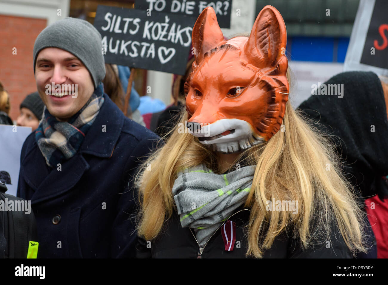 Riga, Lettland. 24. Nov 2018. Junge Frau (R) mit Fox Maske, teilnehmenden 'March für Tiere" in Riga, Lettland. Die größte Tierschutz Ereignis in der Geschichte Lettlands. Credit: gints Ivuskans/Alamy leben Nachrichten Stockfoto