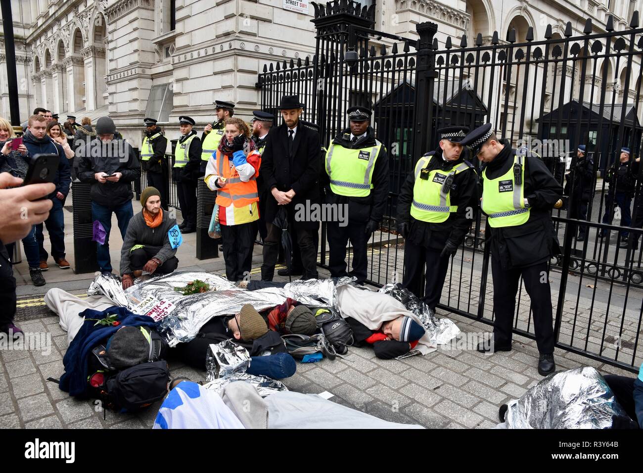 London, Großbritannien. 24. Nov 2018. Aussterben Rebellion/Rebellion Tag 2. Die Demonstranten inszeniert eine Lüge in außerhalb der Tore zur Downing Street, London, UK Credit: michael Melia/Alamy leben Nachrichten Stockfoto