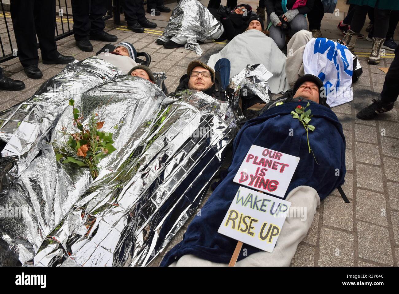 London, Großbritannien. 24. Nov 2018. Aussterben Rebellion/Rebellion Tag 2. Die Demonstranten inszeniert eine Lüge in vor den Toren von Downing Street, London, UK Credit: michael Melia/Alamy leben Nachrichten Stockfoto