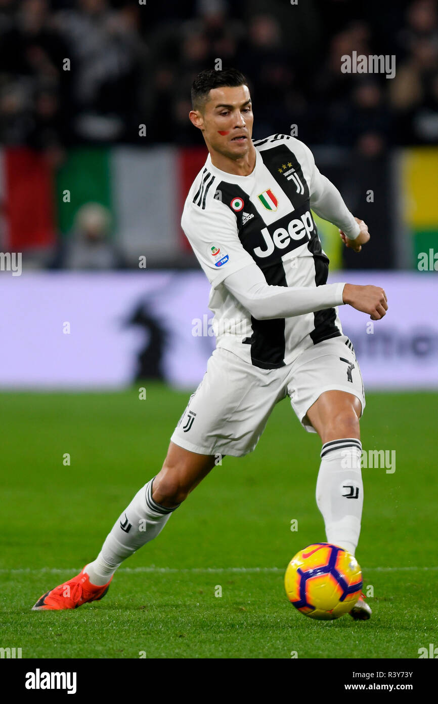 Allianz Stadion, Turin, Italien. 24 Nov, 2018. Ein Fußball-Serie, Juventus versus SPAL; Cristiano Ronaldo von Juventus Turin spielt den Ball in die SPAL box Credit: Aktion plus Sport/Alamy leben Nachrichten Stockfoto