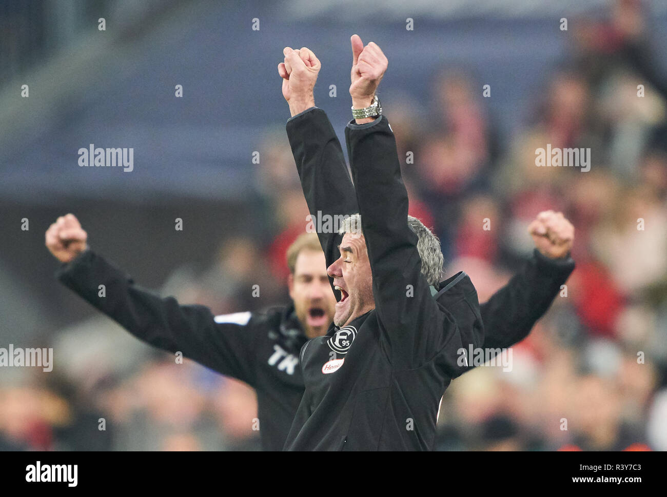 München, Deutschland. 24. Nov 2018. Friedhelm FUNKEL, DUS-headcoach, Jubeln, Freude, Emotionen, feiern, lachen, Jubeln, Jubeln, reißt die Arme, ballte die Faust, Feiern, Feier, Dodi LUKEBAKIO, DUS 20 schießen Ziel für 3-3 FC BAYERN MÜNCHEN - Fortuna Düsseldorf - DFL-Bestimmungen verbieten die Verwendung von Fotografien als BILDSEQUENZEN und/oder quasi-VIDEO - 1. Deutsche Fussball Liga, München, 24. November 2018 Saison 2018/2019, Spieltag 12, FCB, Düsseldorf Quelle: Peter Schatz/Alamy leben Nachrichten Stockfoto