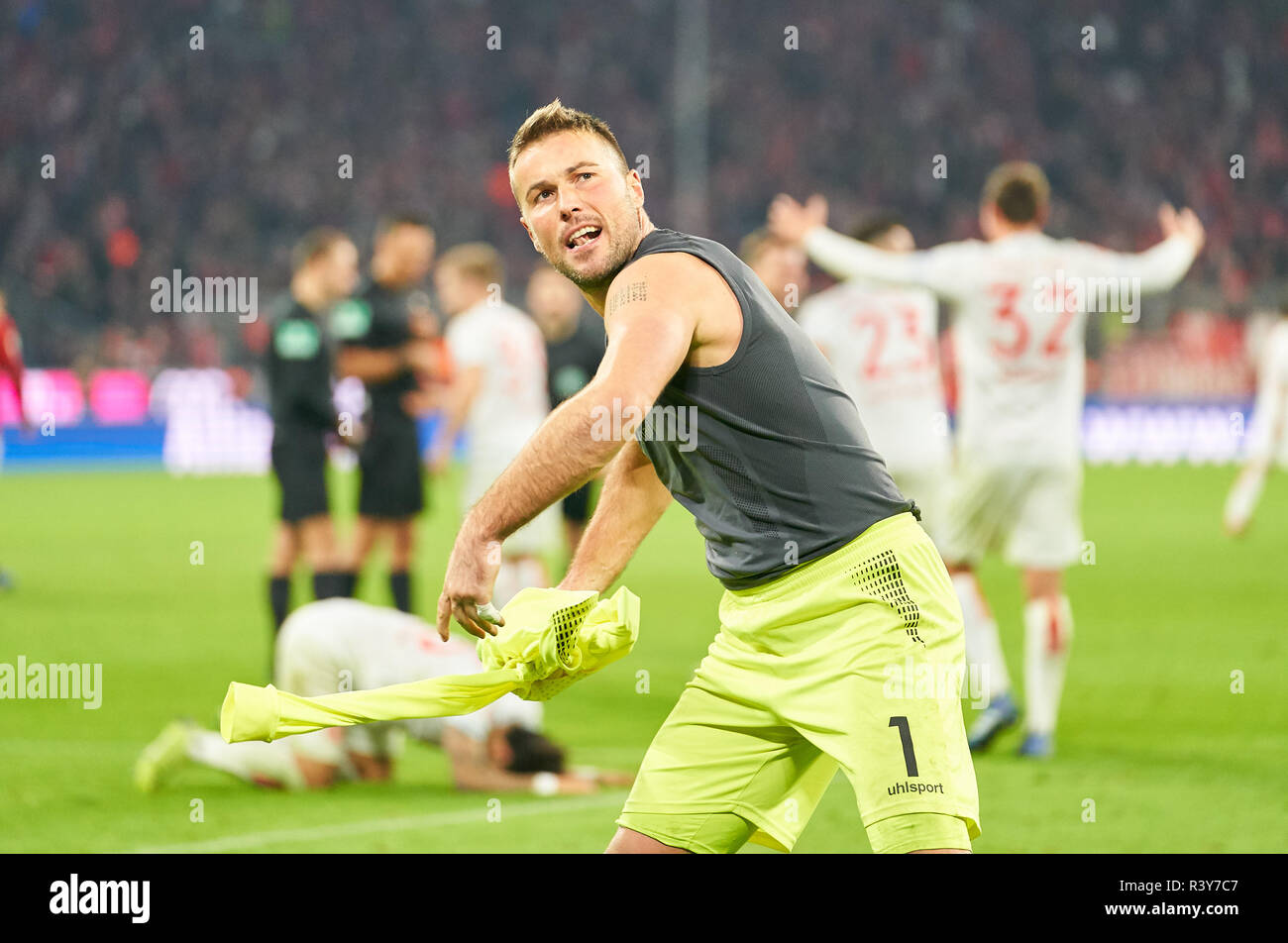 München, Deutschland. 24. Nov 2018. Michael Rensing, D 1 Torhüter, Jubeln, Freude, Emotionen, feiern, lachen, Jubeln, Jubeln, reißt die Arme, ballte die Faust, Feiern, Feier, FC BAYERN MÜNCHEN - Fortuna Düsseldorf - DFL-Bestimmungen verbieten die Verwendung von Fotografien als BILDSEQUENZEN und/oder quasi-VIDEO - 1. Deutsche Fussball Liga, München, 24. November 2018 Saison 2018/2019, Spieltag 12, FCB, Düsseldorf Quelle: Peter Schatz/Alamy leben Nachrichten Stockfoto