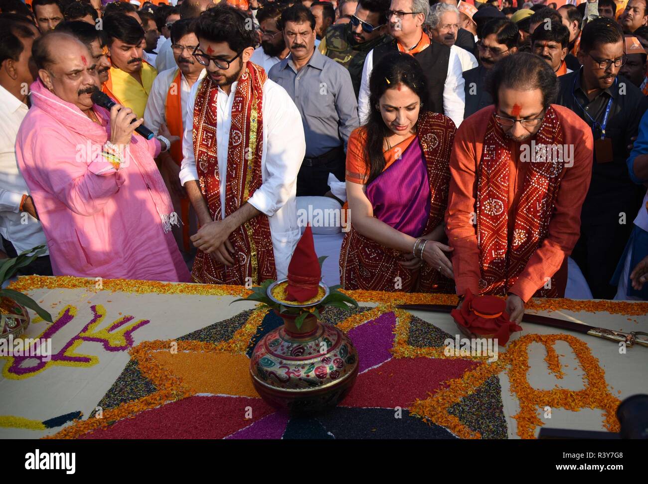 November 24, 2018 - Ayodhya, Uttar Pradesh, Indien - Ayodhya: Shiv Sena Chief Udhav Thakre zusammen mit seinem Sohn Aaditya Thakre und Frau Rituale während einer Veranstaltung für den frühen Bau von Ram Mandir bei Laxman Tila in Ayodhya 24-11-2018. Foto von Prabhat Kumar verma (Credit Bild: © Prabhat Kumar Verma/ZUMA Draht) Stockfoto