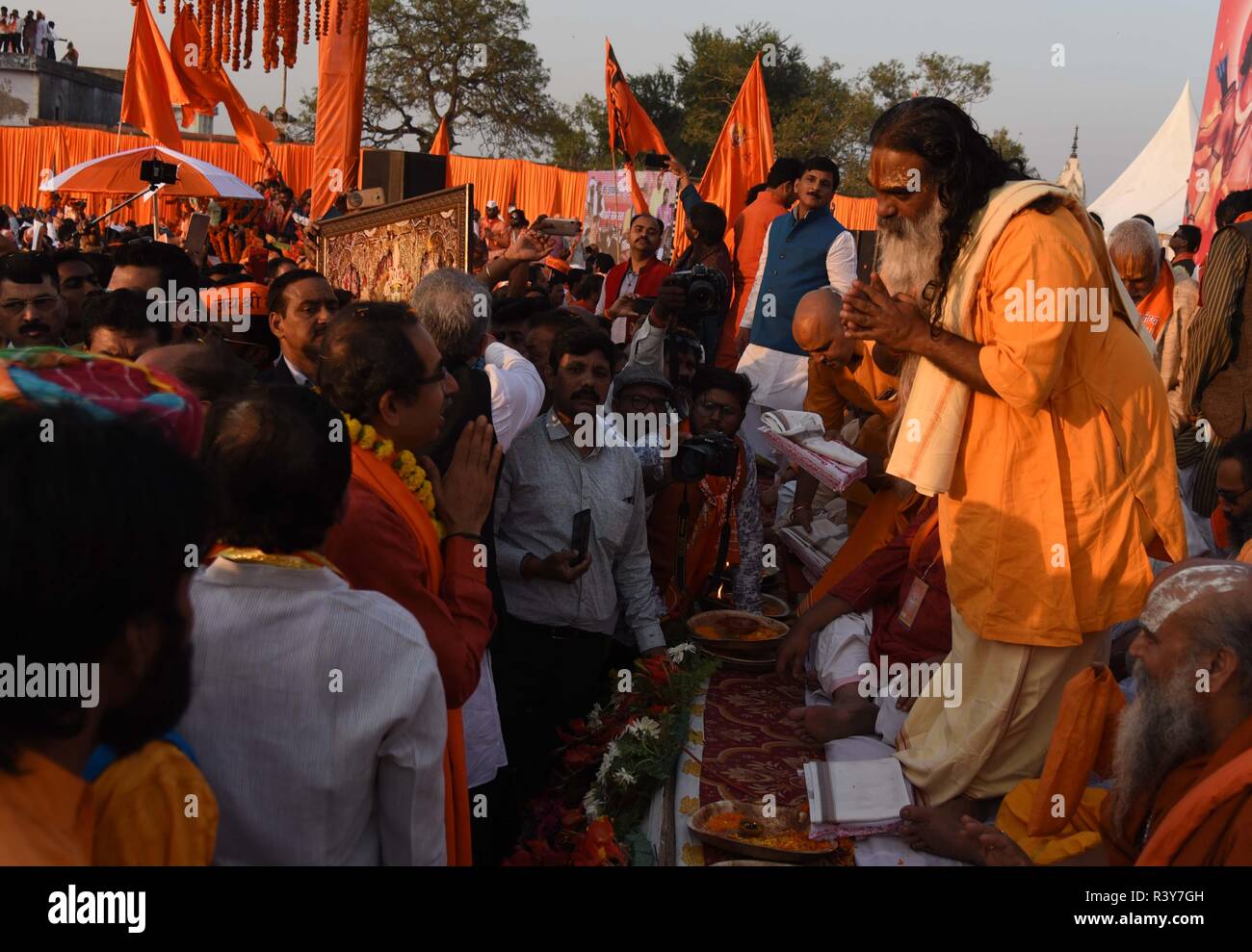 November 24, 2018 - Ayodhya, Uttar Pradesh, Indien - Ayodhya: Shiv Sena Chief Uddhav Thakre Treffen mit Sadhus, die im Verlauf der Veranstaltung für den frühen Bau von Ram Mandir bei Laxman Tila in Ayodhya 24-11-2018. Foto von Prabhat Kumar verma (Credit Bild: © Prabhat Kumar Verma/ZUMA Draht) Stockfoto