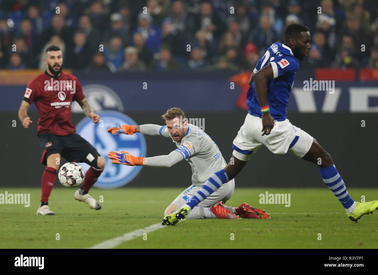 Firo: 24.11.2018, Fußball, 1.Bundesliga, Saison 2018/2019, FC Schalke 04 - FCN, 1.FC Nürnberg Ziel auf 2:1, FAHRMANN erhält umgekippt, rechts SANE | Verwendung weltweit Stockfoto