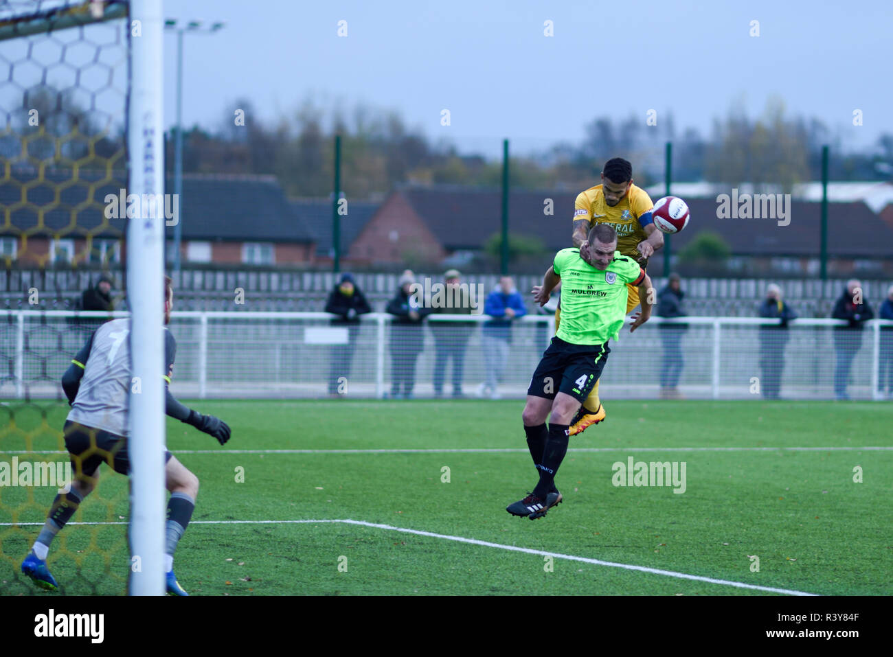 Basford, Nottinghamshire, Großbritannien. 24. November 2018. Basford United vs Curzon Ashton FC in den Emiraten FA Trophy der dritten Qualifikationsrunde in Greenwich Avenue gespielt. Basford gewann das Spiel 2-1 und durch, um in die nächste Runde gehen. Basford Utd (Gelb) Curzon Ashton (Grün). Credit: Ian Francis/Alamy leben Nachrichten Stockfoto