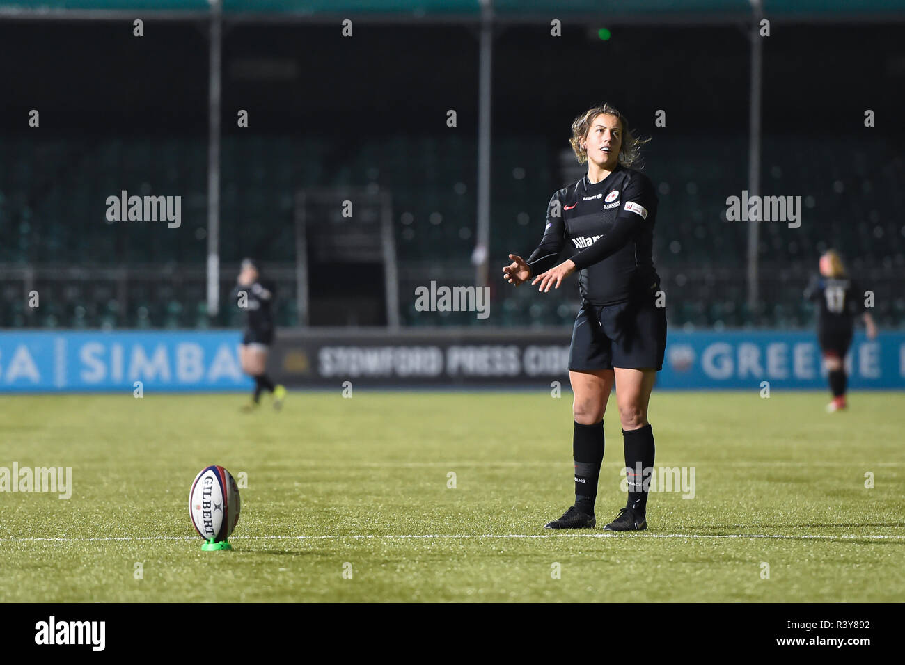 London, Großbritannien. 24. Nov 2018. Lauren Cattell der Sarazenen Frauen nimmt eine Konvertierung kick während Tyrrells Premier 15 s Liga - sarazenen Frauen gegen Loughborough Blitz bei Allianz Park am Samstag, den 24. November 2018. LONDON ENGLAND. (Nur redaktionelle Nutzung, eine Lizenz für die gewerbliche Nutzung erforderlich. Keine Verwendung in Wetten, Spiele oder einer einzelnen Verein/Liga/player Publikationen.) Credit: Taka G Wu/Alamy leben Nachrichten Stockfoto