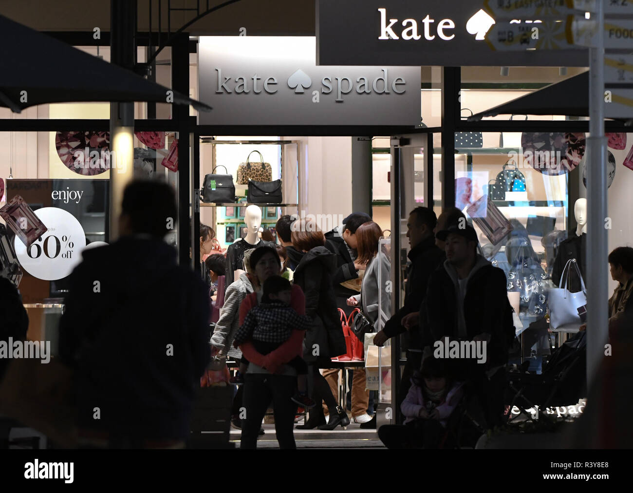 Kisarazu, Chiba, Japan. 23 Nov, 2018. Kate Spade Shop bei Mitsui Outlet Park Kisarazu in Chiba, Japan am Freitag, 23. November 2018. Foto: Ramiro Agustin Vargas Tabares Credit: Ramiro Agustin Vargas Tabares/ZUMA Draht/Alamy leben Nachrichten Stockfoto