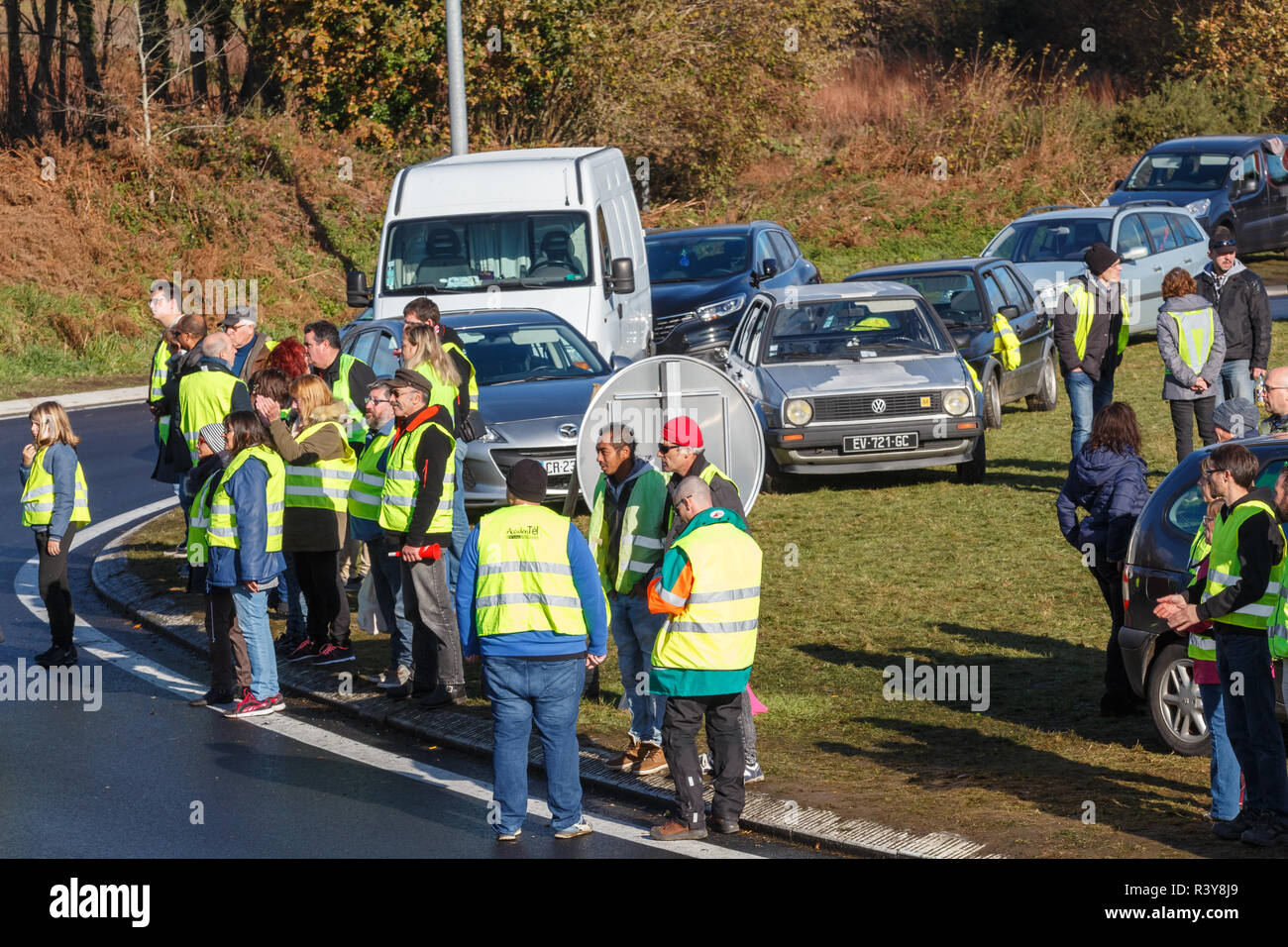 Guipavas, Frankreich - 24. November 2018: Demonstranten gelb bei einer Demonstration gegen die Erhöhung der Kraftstoffkosten genannt, teuren Lebenshaltungskosten und hohe Besteuerung der Credit: Aurélie Le Moigne/Alamy leben Nachrichten Stockfoto