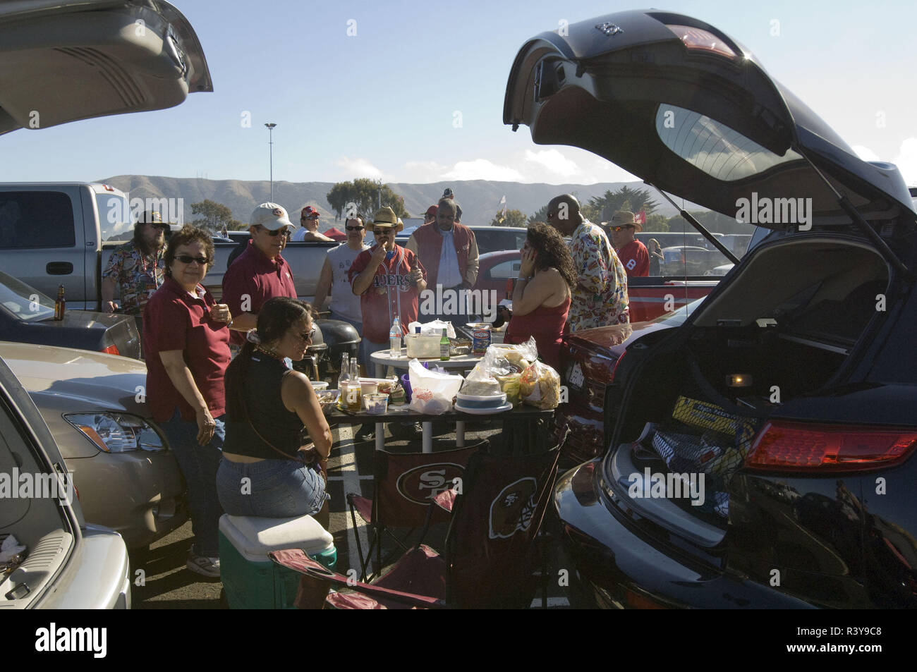 August 18, 2007 - San Francisco, Kalifornien, USA - Heckklappe Aktivität auf dem Parkplatz. 49er bay area Familie Typ haben angenehme Mahlzeit für das Spiel am Samstag, 18. August 2007 Im Candlestick Park San Francisco, Kalifornien. Die 49ers besiegten die Räuber 26-21 in einem preseason Spiel. (Bild: © Al Golub/ZUMA Draht) Stockfoto