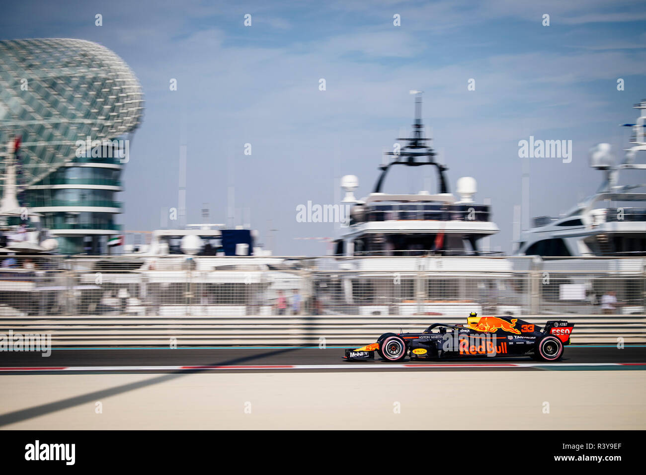 Abu Dhabi, VAE. 24. Nov 2018. Red Bull Racing niederländische Fahrer Max Verstappen konkurriert im dritten Training der Formel 1 Grand Prix von Abu Dhabi Yas Marina Circuit in Abu Dhabi, Vereinigte Arabische Emirate am 24. November 2018. Foto: Jure Makovec Credit: Jure Makovec/Alamy leben Nachrichten Stockfoto