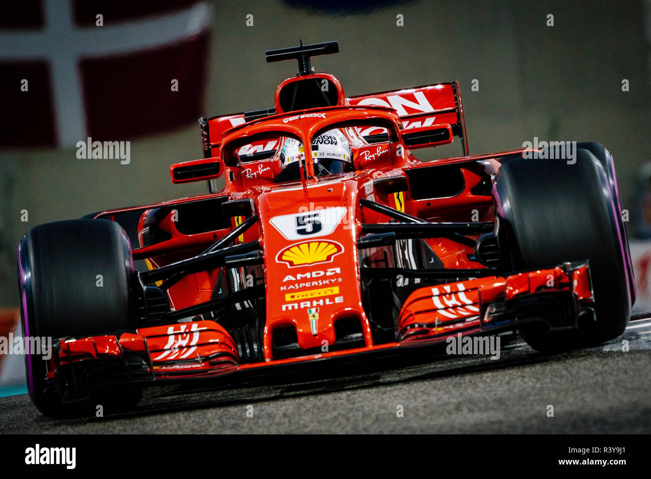 Abu Dhabi, VAE. 24. Nov 2018. Scuderia Ferrari der Deutschen Fahrer Sebastian Vettel konkurriert im Qualifying der Formel 1 Grand Prix von Abu Dhabi Yas Marina Circuit in Abu Dhabi, Vereinigte Arabische Emirate am 24. November 2018. Foto: Jure Makovec Credit: Jure Makovec/Alamy leben Nachrichten Stockfoto