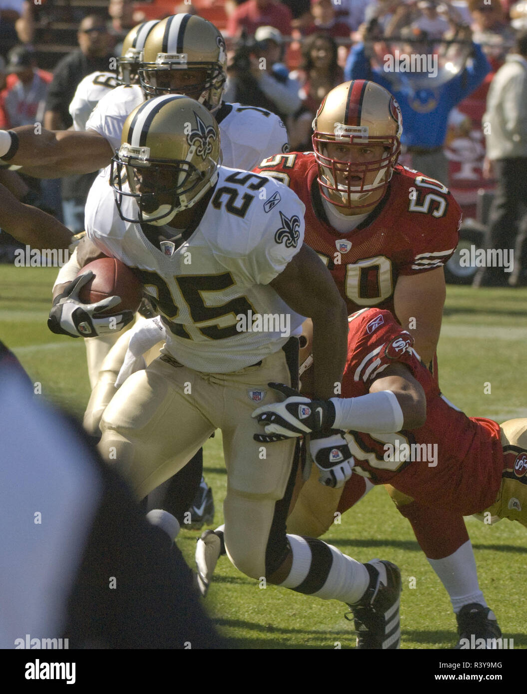 San Francisco, Kalifornien, USA. 28 Okt, 2007. Sie versuchten, Reggie Bush # 25 am Sonntag, den 28. Oktober 2007 im Candlestick Park, San Francisco, Kalifornien zu stoppen. Die Heiligen besiegten die 49ers 31-10. Credit: Al Golub/ZUMA Draht/Alamy leben Nachrichten Stockfoto