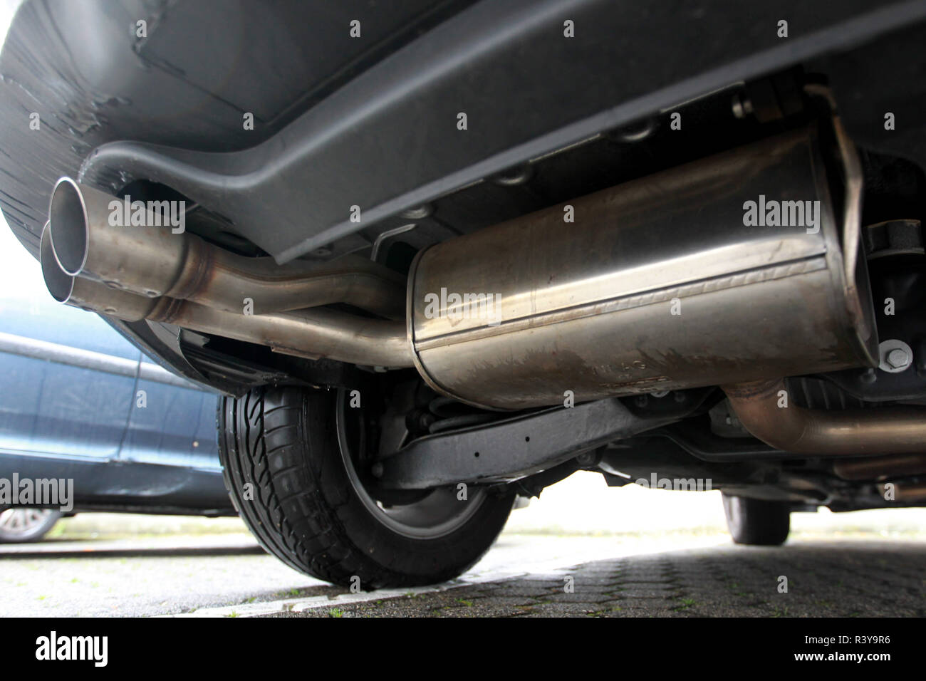 Köln, Deutschland. 24 Nov, 2018. Die auspuffrohre einer geparkten Diesel-Pkw in Köln gesehen. Auf Dieselfahrzeuge mit Euro 4-Motoren oder ältere Motoren sowie Verbot für Benzin Motoren der Klassen EURO 1 und 2. Es geht um die grüne Umweltzone. Es wäre ab April 2019 und September 2019 für Dieselfahrzeuge der Klasse 5 sein. Credit: Osama Faisal/SOPA Images/ZUMA Draht/Alamy leben Nachrichten Stockfoto