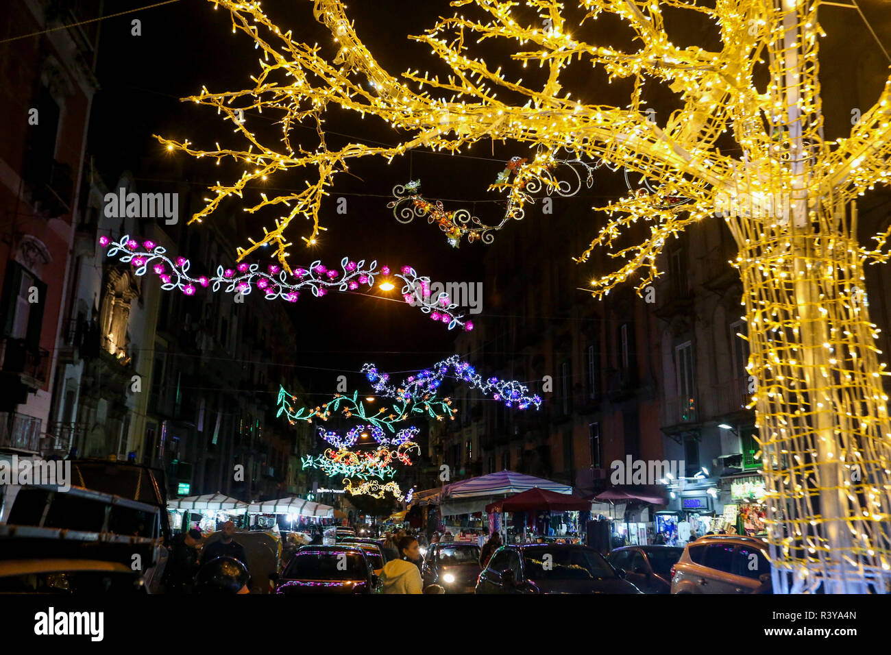 Napoli, Kampanien, Italien 24-11-18 Weihnachten in Neapel die künstlerische Beleuchtung aktiviert am Rione Sanità entlang der Via Vergini und über Sanità in Zusammenarbeit mit der Region Kampanien und der Nachbarschaft Verbände, die an der Zeremonie der Aufmerksamkeit der Präsident der Region De Luca, die Wünsche der Bezirk die besten Wünsche für erholsame Feiertage und frohe Weihnachten (Antonio Balasco) Stockfoto Napoli, Kampanien, Italien 24-11-18 Weihnachten in Neapel die künstlerische Beleuchtung aktiviert am Rione Sanità entlang der Via Vergini und über Sanità in Zusammenarbeit mit der Region Kampanien und der Nachbarschaft Verbände, die an der Zeremonie der Aufmerksamkeit der Präsident der Region De Luca, die Wünsche der Bezirk die besten Wünsche für erholsame Feiertage und frohe Weihnachten (Antonio Balasco) Stockfoto