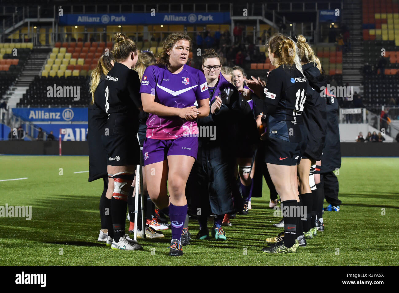 London, Großbritannien. 24. Nov 2018. Sarazenen Frauen Team feiert eine brillante 29-0 über Loughborough Blitz während Tyrrells Premier 15 s Liga - sarazenen Frauen gegen Loughborough Blitz bei Allianz Park gewinnen am Samstag, den 24. November 2018. LONDON ENGLAND. (Nur redaktionelle Nutzung, eine Lizenz für die gewerbliche Nutzung erforderlich. Keine Verwendung in Wetten, Spiele oder einer einzelnen Verein/Liga/player Publikationen.) Credit: Taka G Wu/Alamy leben Nachrichten Stockfoto