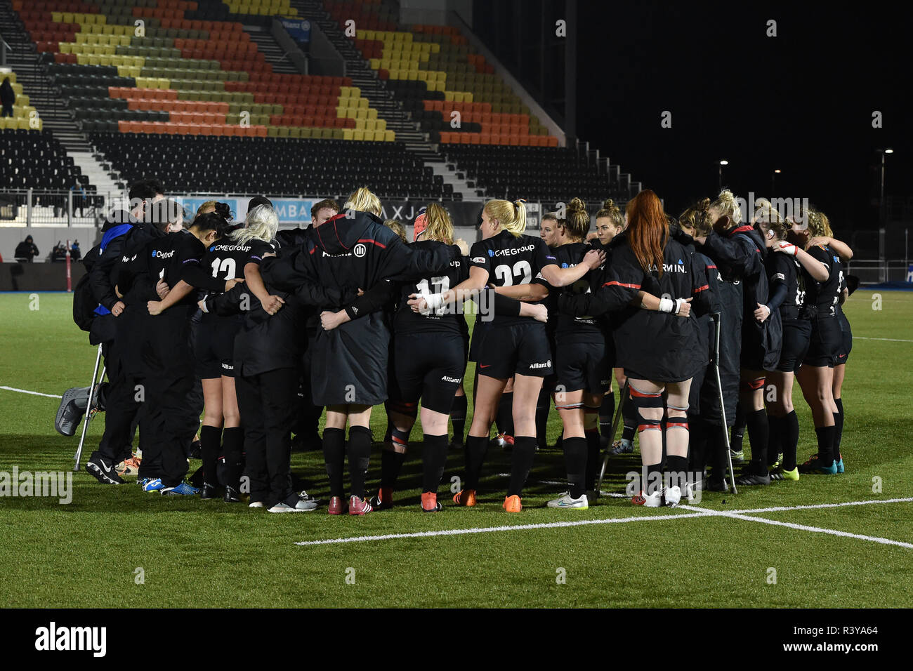 London, Großbritannien. 24. Nov 2018. Sarazenen Frauen Team kuscheln nach einer brillanten 29-0 über Loughborough Blitz während Tyrrells Premier 15 s Liga - sarazenen Frauen gegen Loughborough Blitz bei Allianz Park gewinnen am Samstag, den 24. November 2018. LONDON ENGLAND. (Nur redaktionelle Nutzung, eine Lizenz für die gewerbliche Nutzung erforderlich. Keine Verwendung in Wetten, Spiele oder einer einzelnen Verein/Liga/player Publikationen.) Credit: Taka G Wu/Alamy leben Nachrichten Stockfoto