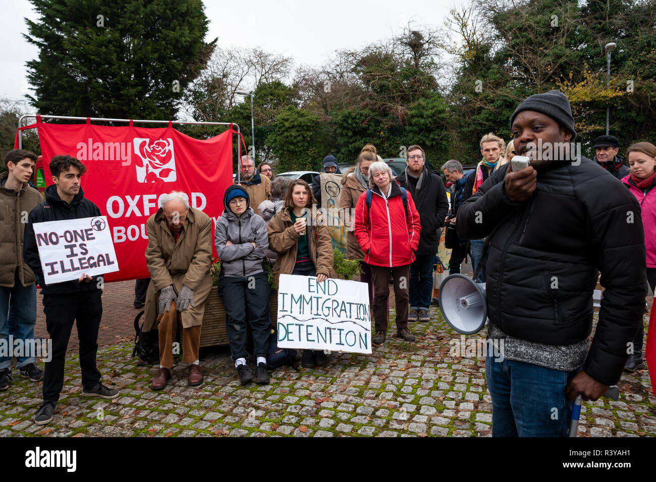 Backnang, Oxford, UK. 24. November 2018. Campsfield House Einwanderung Ausbau Center 25. Jahrestag Demonstration. Am 25. November 1993 Der erste Immigrationshäftlinge wurden von Harmondsworth in Campsfield gebracht und die Kampagne für die Schließung von Campsfield House hatte begonnen. Proteste haben Monatlich berücksichtigt, mit größeren jährlichen Jubiläum Proteste. Vor kurzem das Home Office angekündigt Campsfield House im nächsten Jahr wird geschlossen, und die @CloseCampsfield Bewegung weiterhin Kampagnen Immigration Detention, Inhaftierung und Abschiebung zu beenden. Credit: Stephen Bell/Alamy Live Stockfoto