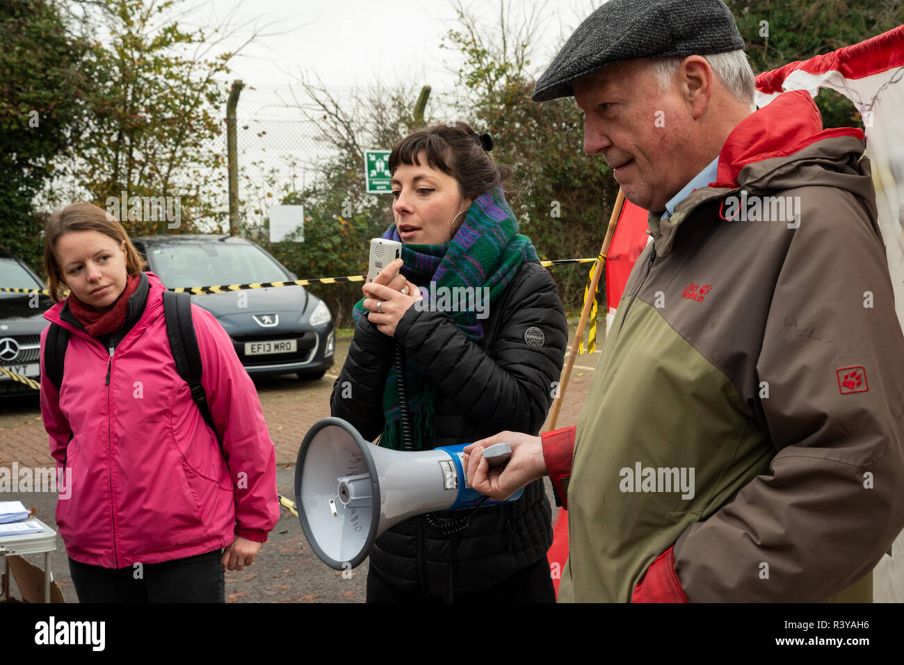 Backnang, Oxford, UK. 24. November 2018. Campsfield House Einwanderung Ausbau Center 25. Jahrestag Demonstration. Am 25. November 1993 Der erste Immigrationshäftlinge wurden von Harmondsworth in Campsfield gebracht und die Kampagne für die Schließung von Campsfield House hatte begonnen. Proteste haben Monatlich berücksichtigt, mit größeren jährlichen Jubiläum Proteste. Vor kurzem das Home Office angekündigt Campsfield House im nächsten Jahr wird geschlossen, und die @CloseCampsfield Bewegung weiterhin Kampagnen Immigration Detention, Inhaftierung und Abschiebung zu beenden. Credit: Stephen Bell/Alamy Live Stockfoto