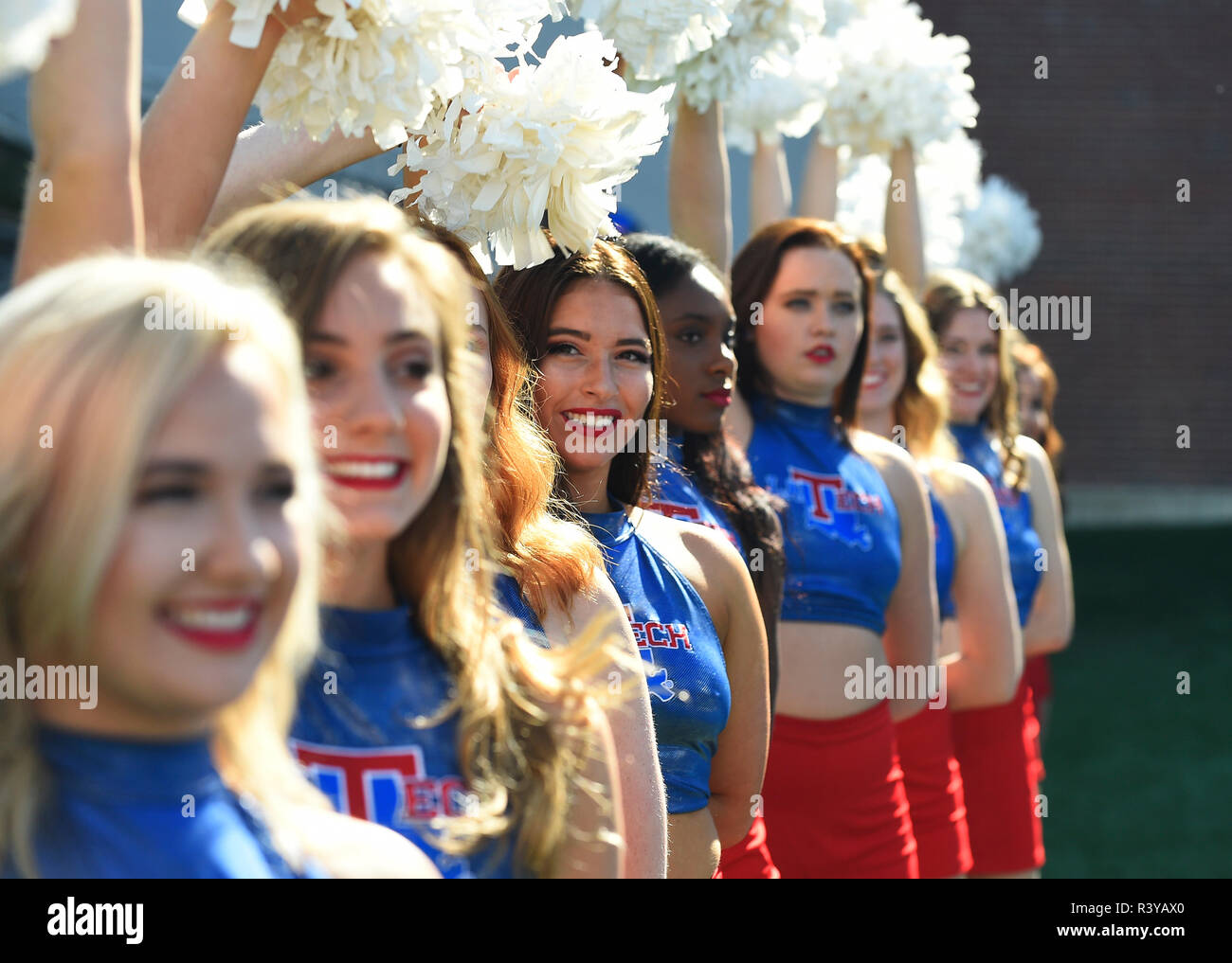 November 24, 2018 Louisiana Tech Bulldogs Cheerleadern beobachten das Spiel während einer NCAA Football Spiel zwischen der Western Kentucky Hilltoppers und der Louisiana Tech Bulldogs an der Joe Aillet Stadion in Ruston LA. Steve Roberts CSM Stockfoto