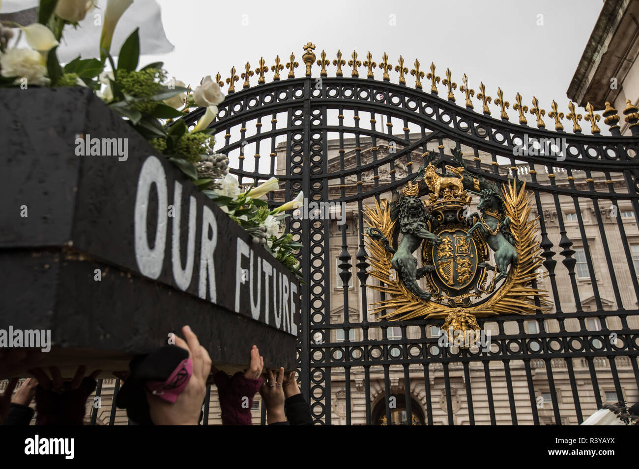 24. November 2018. London, Großbritannien. "Klima Demonstranten Aussterben Rebellion' in Central London gezeigt mit einem Trauerzug, inklusive einem unten außerhalb der Downing Street und zum Buckingham Palace sitzen. David Rowe/Alamy Leben Nachrichten. Stockfoto
