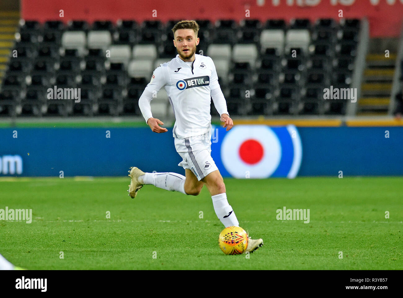 Swansea, Großbritannien. 24. November 2018. Matt Grimes von Swansea City in Aktion. EFL Skybet Meisterschaft übereinstimmen, Swansea City v Norwich City an der Liberty Stadium in Swansea, Südwales am Samstag, den 24. November 2018. Dieses Bild dürfen nur für redaktionelle Zwecke verwendet werden. Nur die redaktionelle Nutzung, eine Lizenz für die gewerbliche Nutzung erforderlich. Keine Verwendung in Wetten, Spiele oder einer einzelnen Verein/Liga/player Publikationen. pic von Phil Rees/Andrew Orchard sport Fotografie/Alamy leben Nachrichten Stockfoto