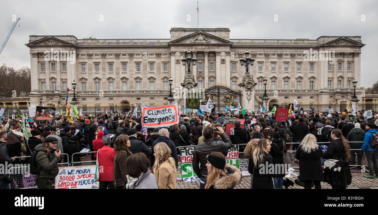 24. November 2018. London, Großbritannien. "Klima Demonstranten Aussterben Rebellion' in Central London gezeigt mit einem Trauerzug, inklusive einem unten außerhalb der Downing Street und zum Buckingham Palace sitzen. David Rowe/Alamy Leben Nachrichten. Stockfoto