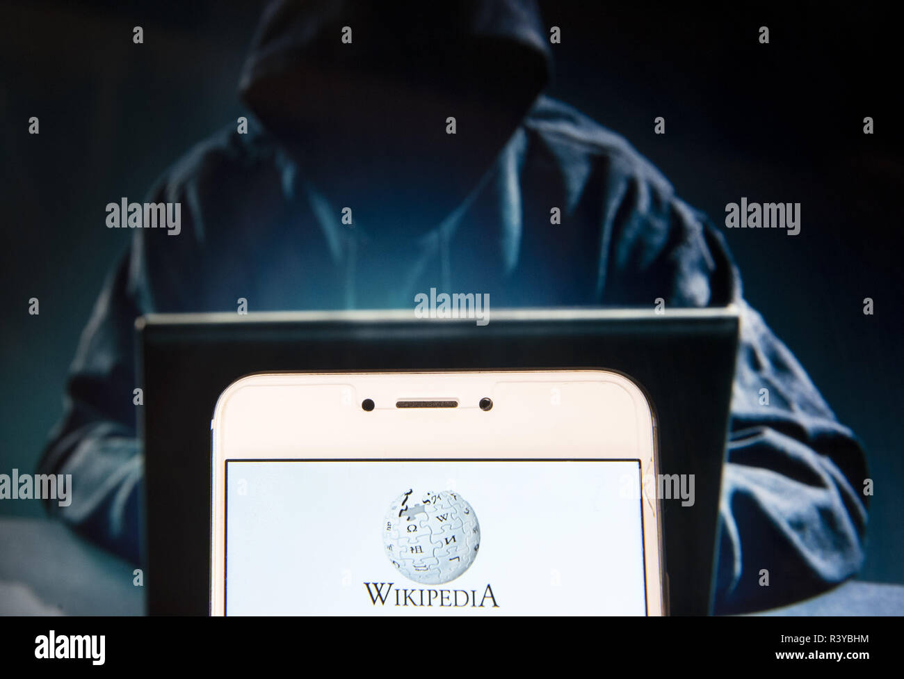 Hong Kong. 23 Nov, 2018. Mehrsprachiges, web-basierte, freie Enzyklopädie Wikipedia Logo ist auf ein Android mobile Gerät mit einer Abbildung der Hacker im Hintergrund zu sehen. Credit: Miguel Candela/SOPA Images/ZUMA Draht/Alamy leben Nachrichten Stockfoto