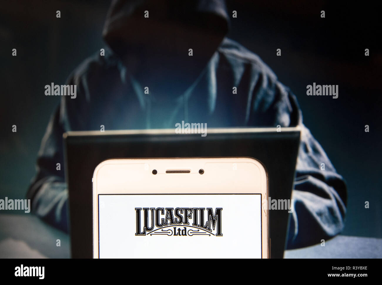 Hong Kong. 22 Nov, 2018. American Film- und Fernsehproduktion und Label von Disney, Lucasfilm, Logo ist auf ein Android mobile Gerät mit einer Abbildung der Hacker im Hintergrund zu sehen. Credit: Miguel Candela/SOPA Images/ZUMA Draht/Alamy leben Nachrichten Stockfoto