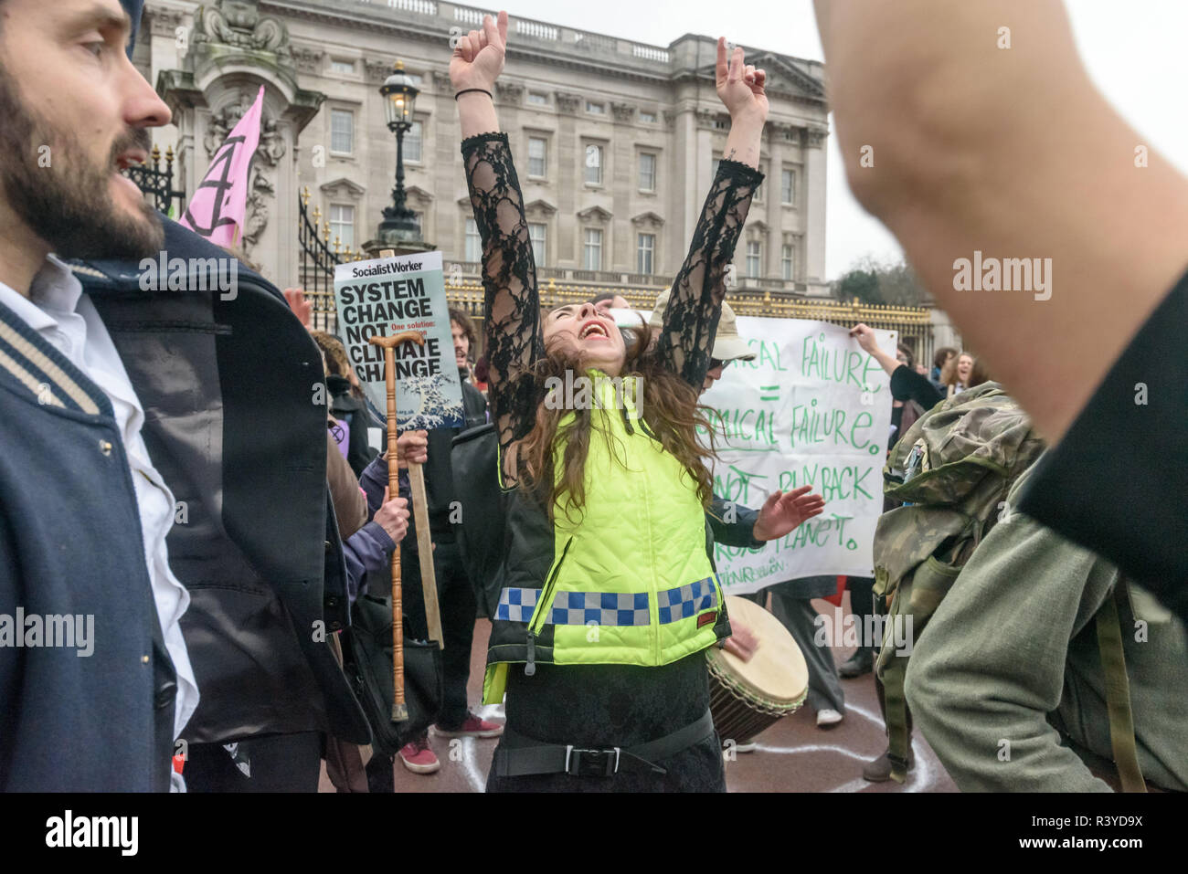 London, Großbritannien. 24. November 2018. Wie das Aussterben Rebellion Beerdigung Protest zu einem Ende vor den Toren des Buckingham Palace kam, Trommeln und Tanzen. Der Protest forderte, dass die Regierung mit der Dringlichkeit catastrrophic globale Erwärmung, die Wissenschaftler sagen unvermeidlich ist zu vermeiden, es sei denn große Änderungen der CO2-Emissionen zu stoppen sind. Aussterben Rebellion Aufruf für ein System ändern, darunter ein Bürger die drastische Maßnahmen zu überwachen. Peter Marshall / alamy Leben Nachrichten Stockfoto