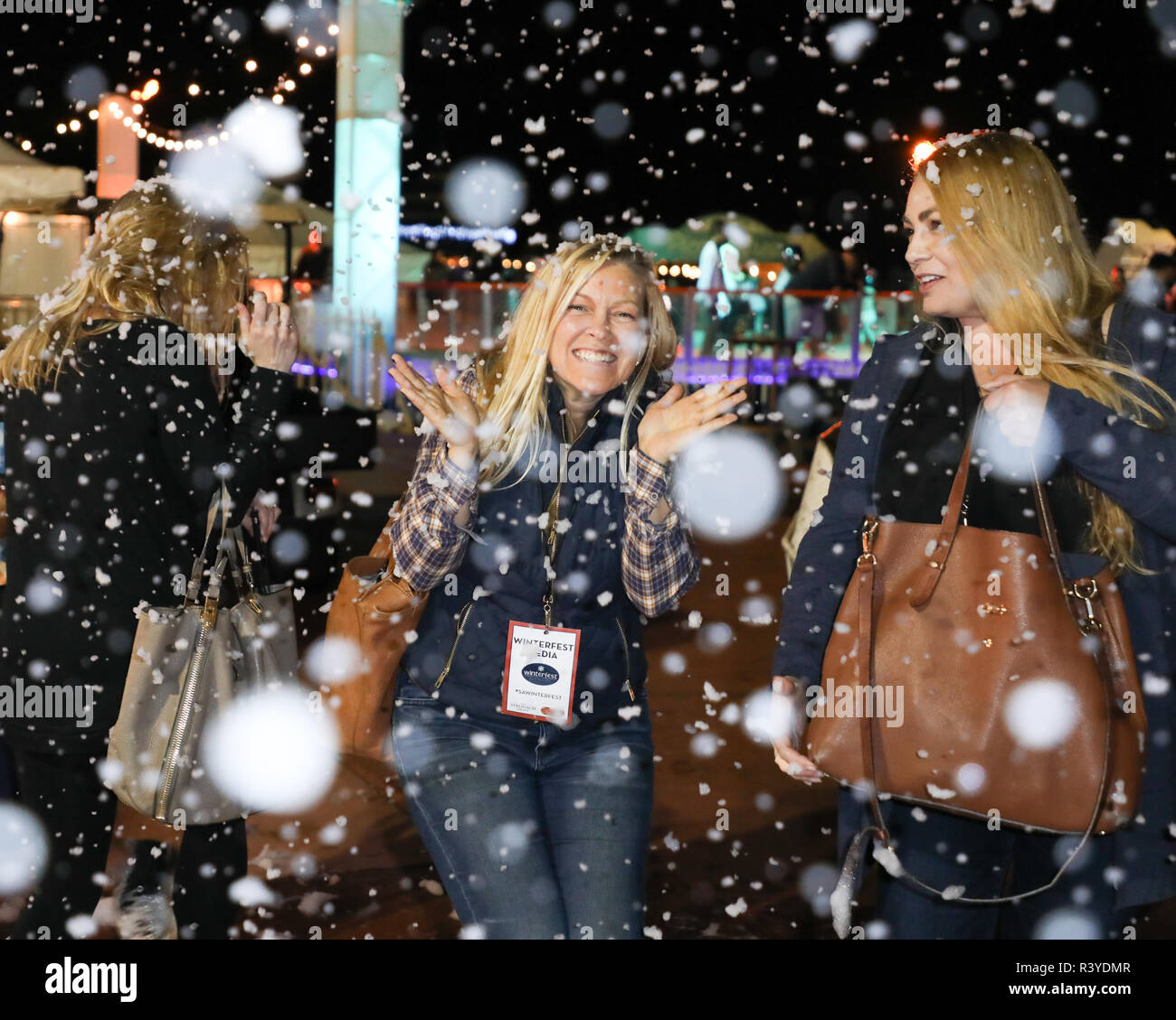 Los Angeles, Kalifornien, USA. 23. November 2018. Schauspielerin Kelley Whitis und Christine Devore im künstlichen Schnee in der Konstituierenden "Winterfest"-Urlaub Veranstaltung in Santa Anita Park in Arcadia, Kalifornien am 23. November 2018. Credit: Sheri Determan/Alamy leben Nachrichten Stockfoto